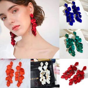 🍏50% OFF/3+...Pretty Long Chain of Flower Petals Dangle Earrings.